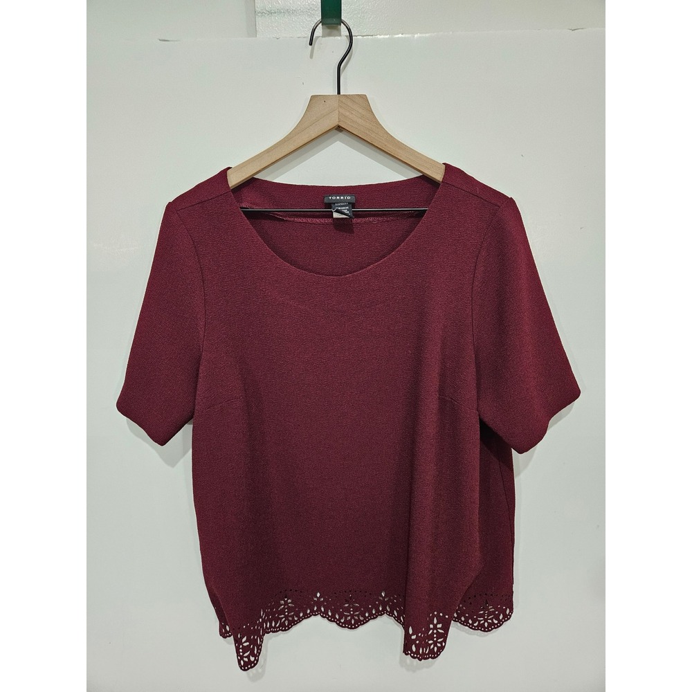 Torrid Size 0 Burgundy Laser Cut Eyelet Scallop Hem Short Sleeve Blouse Plus